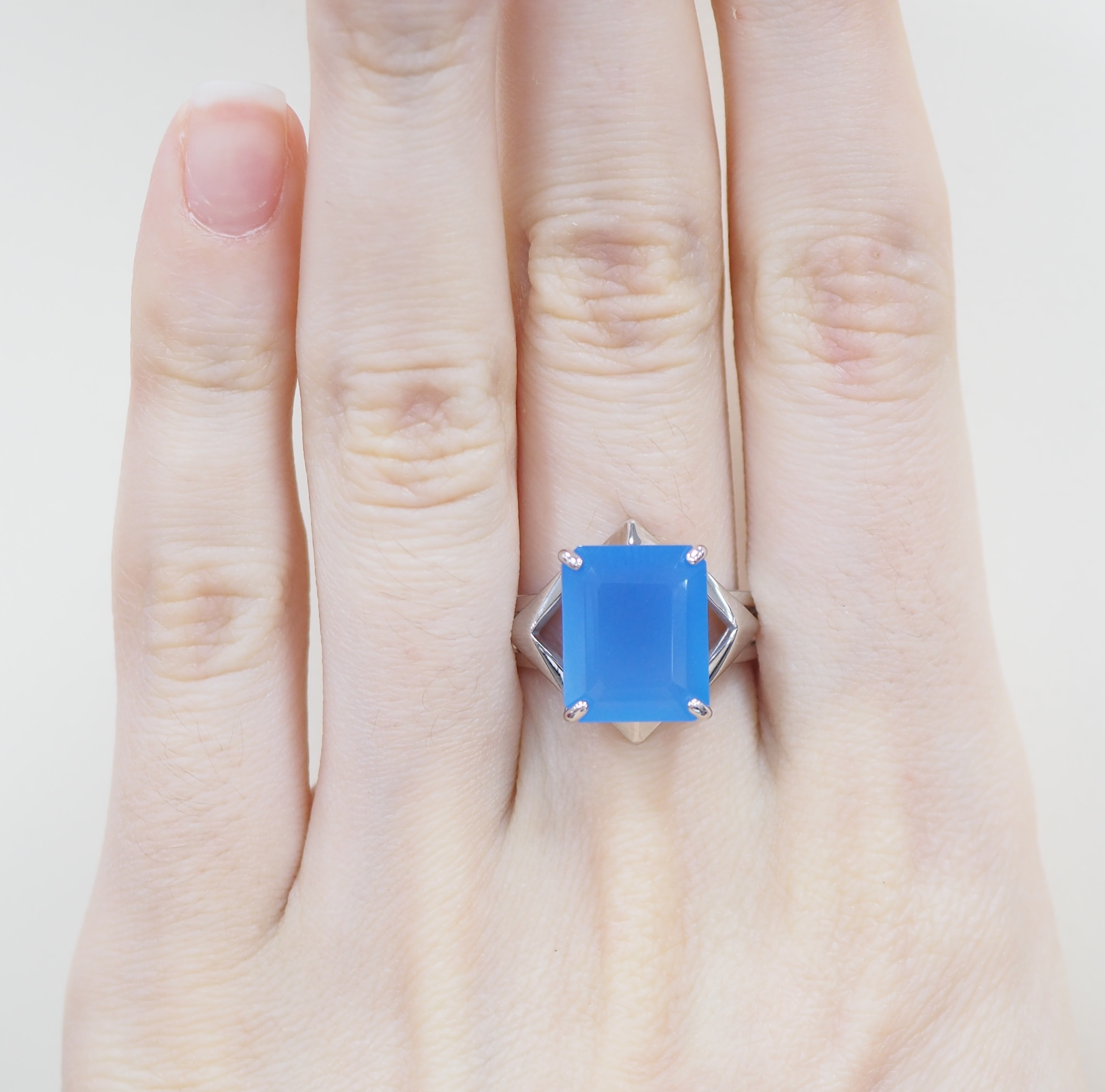 Серебряное кольцо 925 пробы; вставки 1 Халцедон;